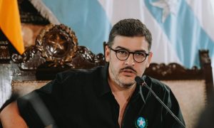 Álvarez responde a Noboa bebiendo agua del grifo Guayaquil