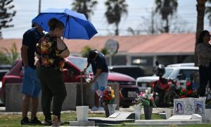 Miles en cementerios del Ecuador por Día Difuntos 2025