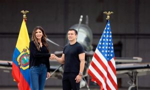 Noboa y Noem recorren Base Manta para cooperación