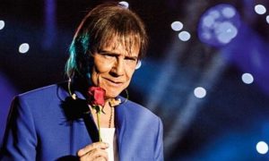 Roberto Carlos resulta ileso tras accidente automovilístico