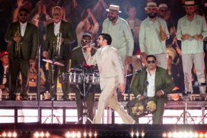 Bad Bunny resbala y cae en el escenario, fans continúan cantando