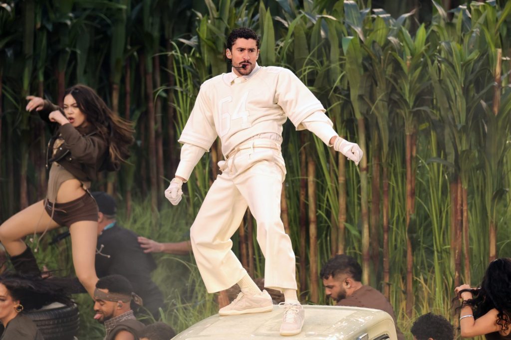 Bad Bunny impulsa aumento del 245% en viajes tras show en Super Bowl