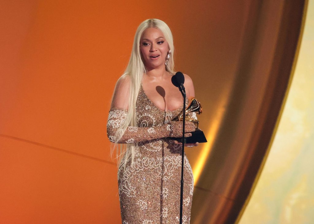 Beyoncé ondea bandera de Puerto Rico en sesión de fotos de Super Bowl