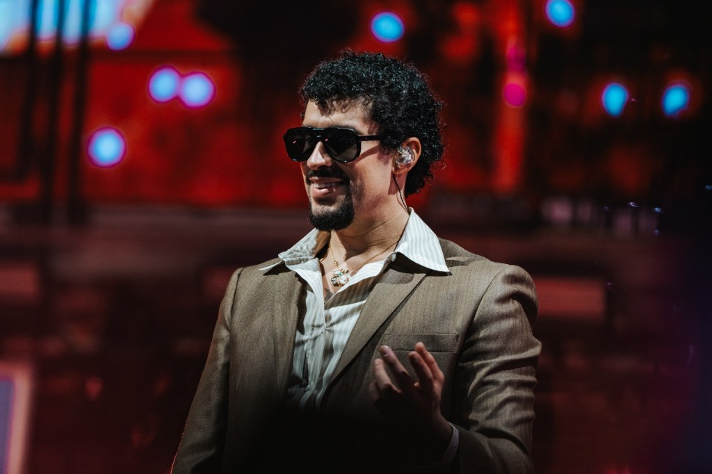 Bad Bunny viste chaqueta de Pelé, cambia letra de canción en Brasil
