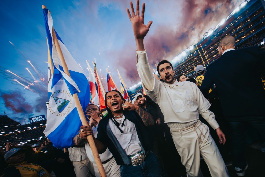 Conoce al Nicaragüense que se hizo viral en el Super Bowl de Bad Bunny