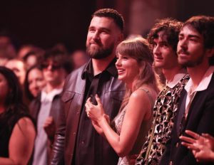 Taylor Swift y Travis Kelce hacen debut en premios en iHeart Awards