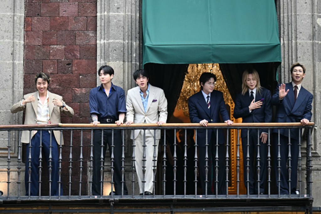 BTS saluda al ARMY desde la sede presidencial de México