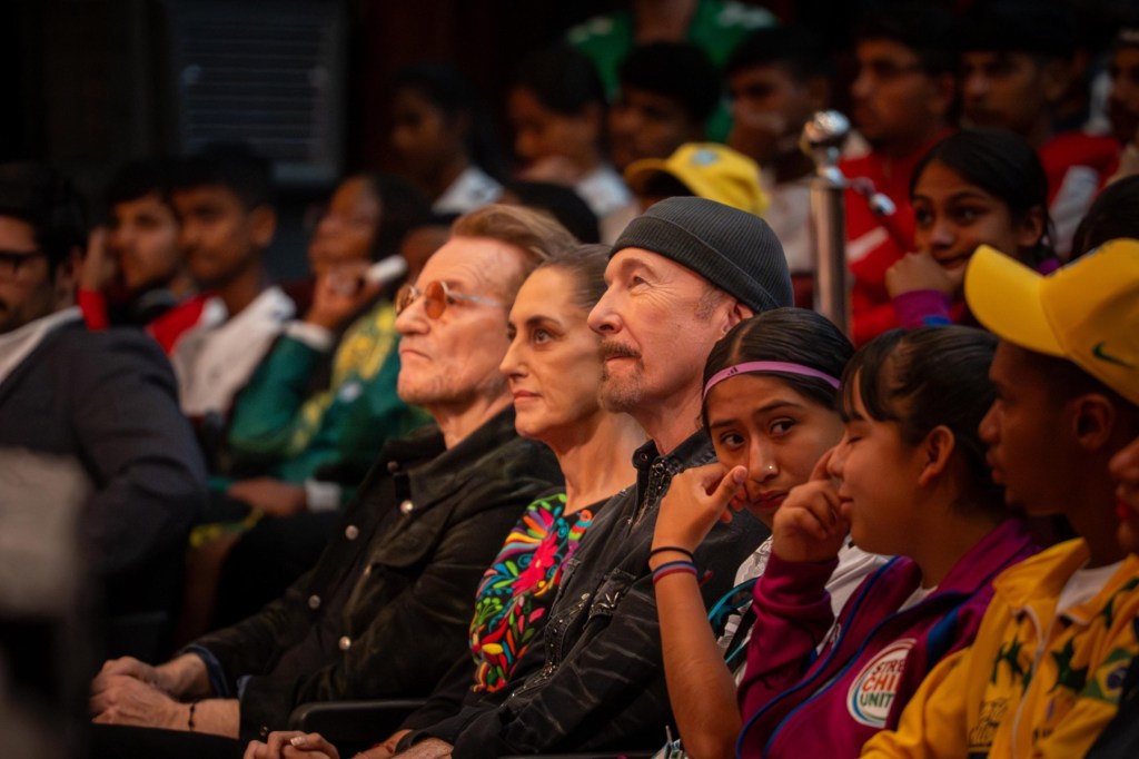 Bono y The Edge asisten a acto con presidenta Claudia Sheinbaum