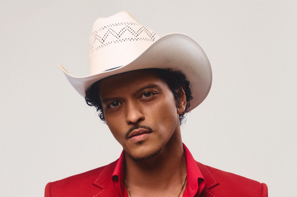 Bruno Mars asciende en los charts latinos con «Lo arriesgo todo»