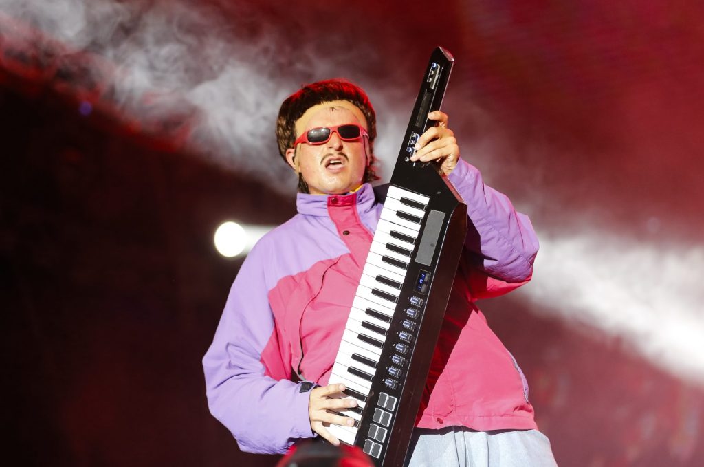 Muere cantante y productor Oliver Tree en accidente de helicóptero