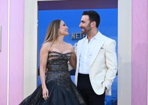 Jennifer Lopez reponde a rumores de romance con Brett Goldstein