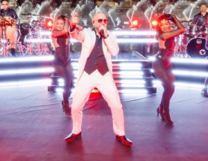 Pitbull establece un récord mundial Guinness de calvas postizas