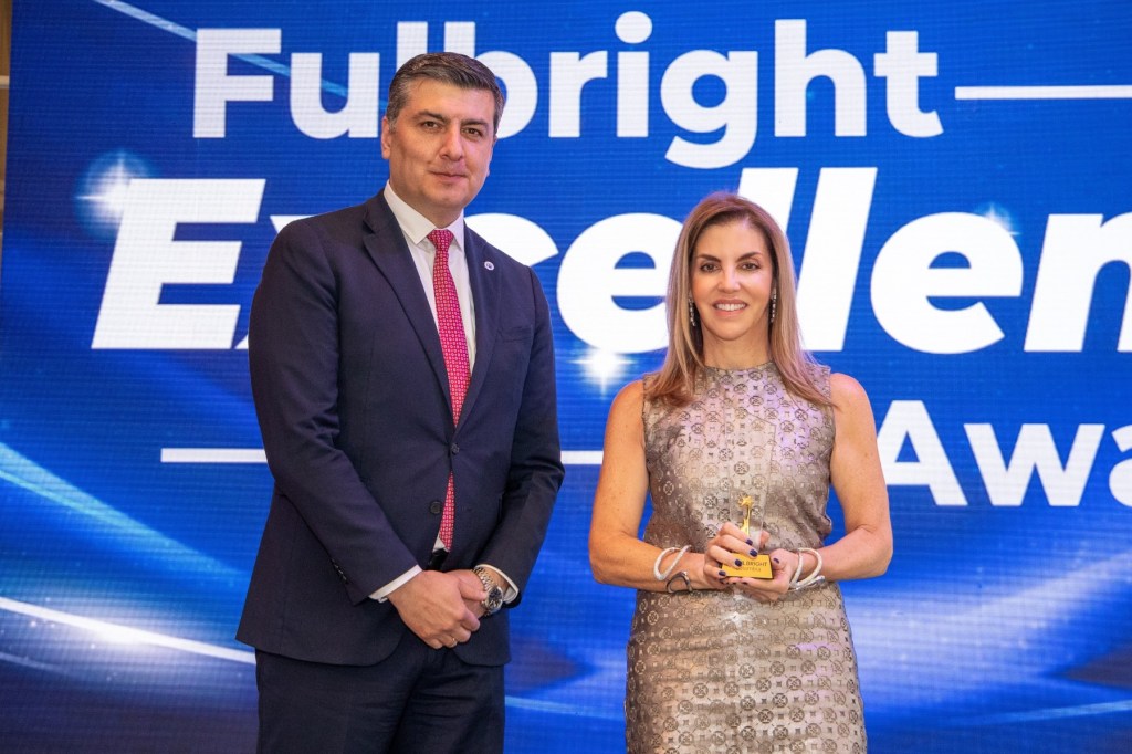 Leila Cobo recibe Premio a la Excelencia de Fulbright Colombia 2026