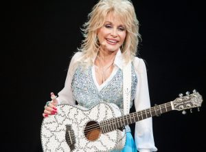 Dolly Parton será homenajeada con DOLLYFEST en 2027