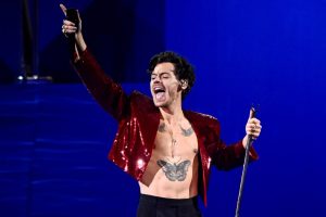 Harry Styles sufre caída durante su 2º concierto en México