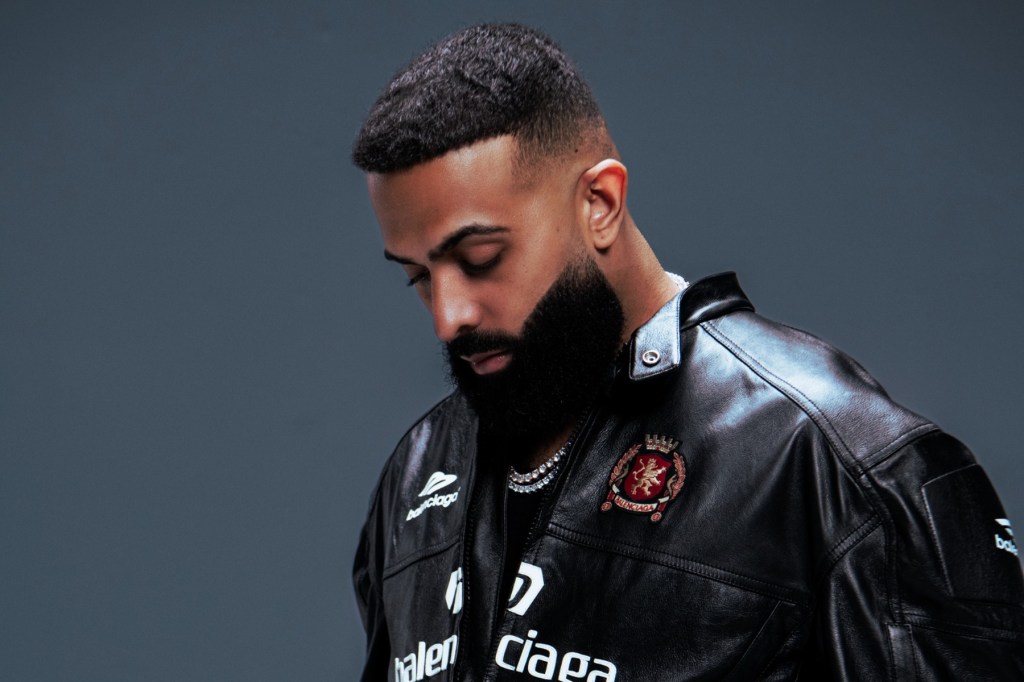 Eladio Carrión logra segundo No. 1 en Latin Airplay con «Polaroid»