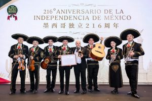 Mariachi que encontró hogar en China obtiene reconocimiento de México