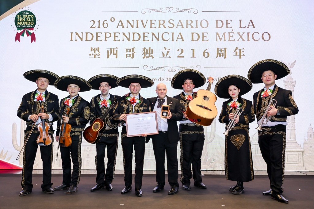 Mariachi que encontró hogar en China obtiene reconocimiento de México