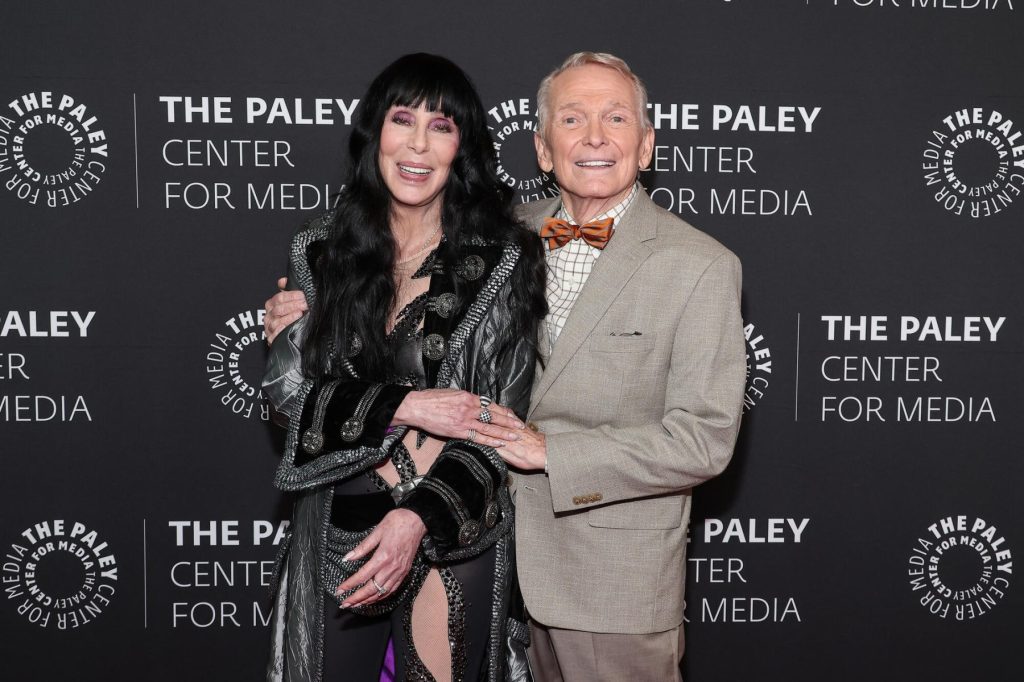 Muere Bob Mackie, diseñador de las estrellas, a los 87 años