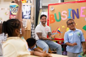 Mira a Maluma enseñar a niños de 2º grado cómo ser emprendedores