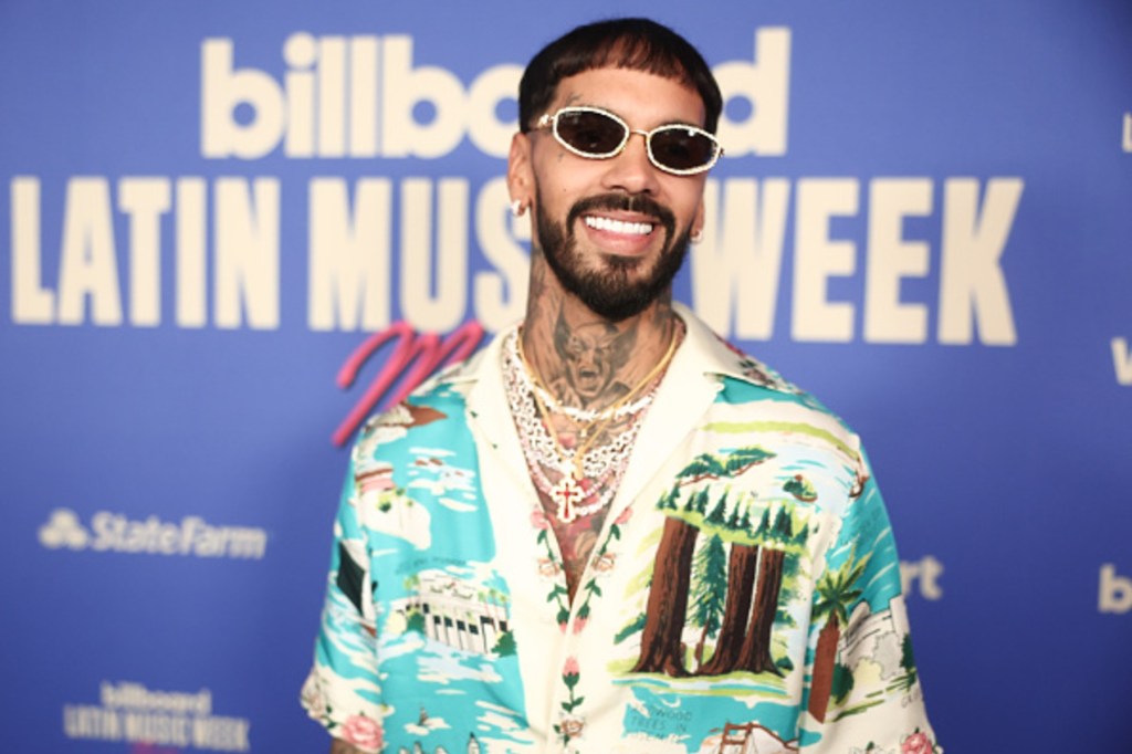 Anuel AA pide a Karol G que lo desbloquee en promoción de ‘Vuelve’